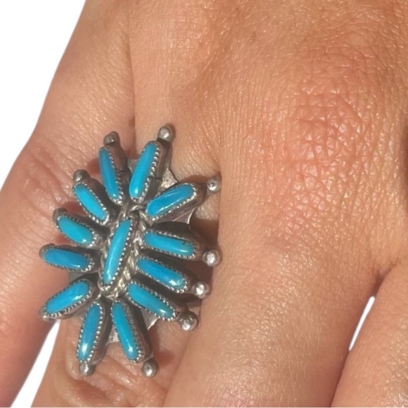 Vintage .925 Needlepoint Style Zuni Navajo Style Turquoise Ring - Picture 15 of 15